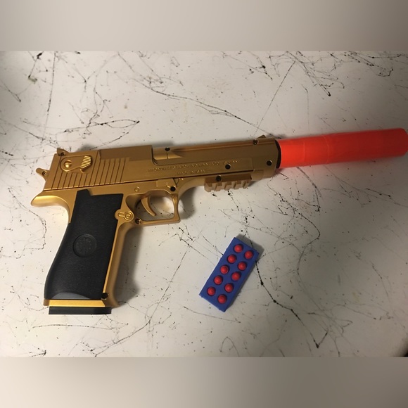 Toy Gun 🎯 🔫Soft Bullets & Shell Ejecting Magazine 24k GOLD Desert Eagle 50 cal - Picture 6 of 9